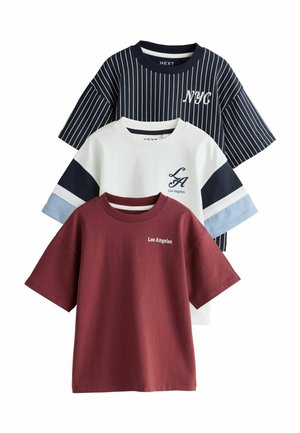 Trīs īsroku T-krekli: tumši zils ar svītrām un uzrakstu "NYC", balts ar zilām piedurknēm un tekstu "LA Los Angeles", kā arī vienkrāsains sarkani brūns ar uzrakstu "Los Angeles".