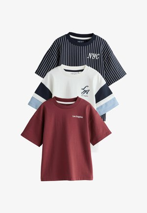Tre magliette a maniche corte: una a righe navy con la scritta "NYC", una bianca con maniche blu e la scritta "LA Los Angeles", e una tinta unita bordeaux con la scritta "Los Angeles".