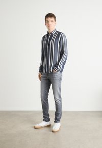 Tommy Jeans AUSTIN SLIM - Vaqueros slim fit - denim black