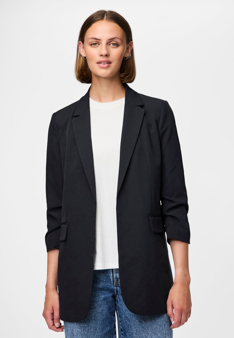 Blazer preto com um corte ajustado, fecho de um botão e dois bolsos frontais. Tecido liso com ombros ligeiramente estruturados e mangas ajustadas.