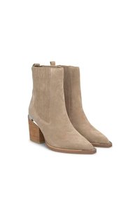 Beżowe zamszowe botki za kostkę z ostrym noskiem, prążkowanym detalem po bokach, blokowym obcasem i metalicznym akcentem na obcasie.