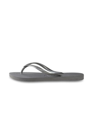 Grå flip-flop med texturerad sula, tunna remmar och minimalistisk design. Remmarna har en lätt glans och subtila detaljer.