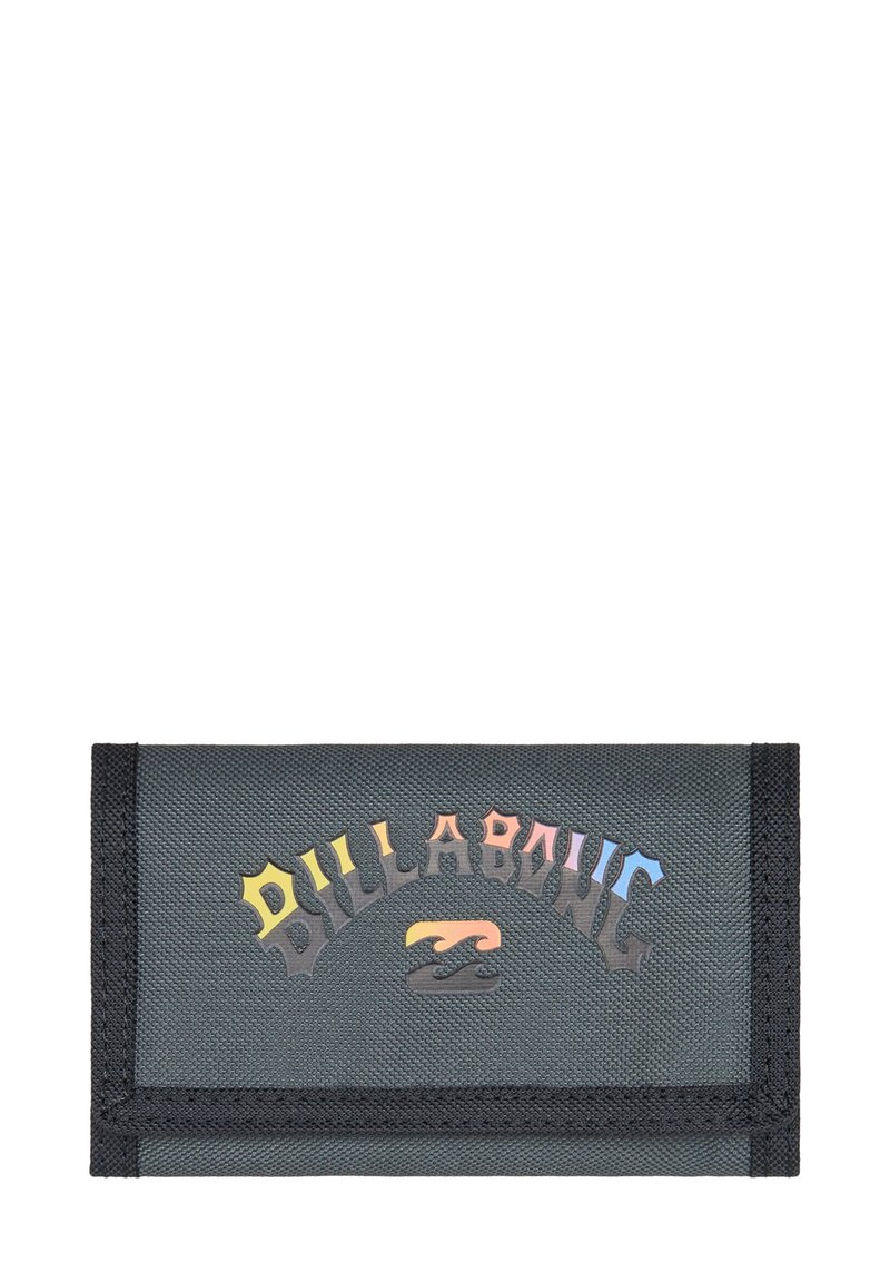 Portafoglio in tessuto nero con design pieghevole, dotato di un logo "Billabong" multicolore e lucido e bordi cuciti. Texture compatta e durevole.