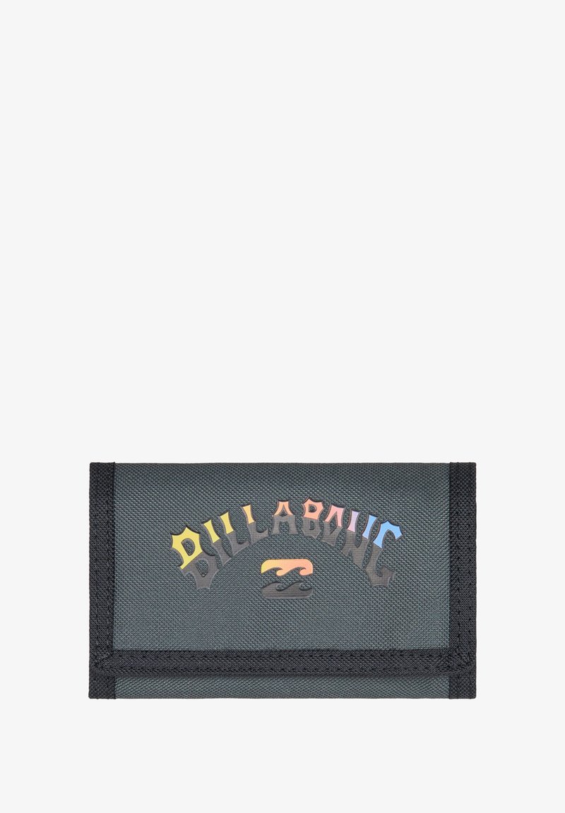 Portafoglio in tessuto nero con design pieghevole, dotato di un logo "Billabong" multicolore e lucido e bordi cuciti. Texture compatta e durevole.