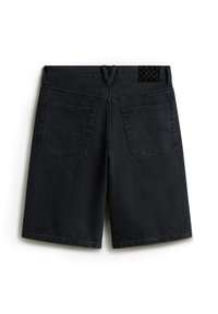 Pantalones cortos de mezclilla negra con corte recto, que presentan dos bolsillos traseros, una etiqueta de tablero de ajedrez en la cintura y una textura mate.
