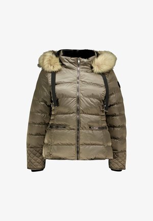 Pufferjas in olijfgroen met een nepbontcapuchon, rits aan de voorkant, twee ritszakken en geribbelde manchetten. Gequilte uitstraling met horizontale strepen.