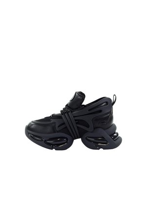 Czarny futurystyczny sneaker z grubą, segmentowaną podeszwą, cholewką z siateczki i skóry, wyściełanym językiem oraz pętelką do zakładania na pięcie.