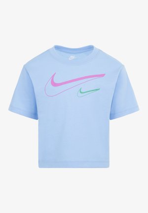 Maglietta a maniche corte blu chiaro in cotone, con grandi loghi Nike swoosh rosa e piccoli verdi sulla parte anteriore. Design classico con collo a giro.