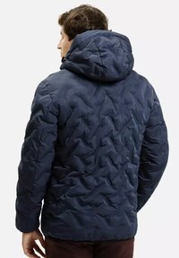 Granatowa kurtka puchowa z kapturem, charakteryzująca się teksturowanym, pikowanym wzorem oraz elastycznymi mankietami. Idealna na zimne dni.