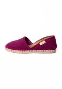 Espadrille fucsia con lati aperti, suola in juta intrecciata, dettagli di cucitura sottili e un piccolo etichetta del marchio sul lato interno.
