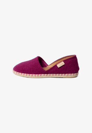 Espadrille fucsia con lati aperti, suola in juta intrecciata, dettagli di cucitura sottili e un piccolo etichetta del marchio sul lato interno.