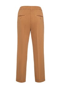 Pantalons marron clair en tissu doux, dotés d'une taille élastique, de deux poches arrière avec fermetures à bouton et d'un design à jambe droite.