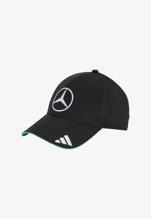 Černá baseballová čepice s bílým logem Mercedes na přední straně, azurově modrý akcent podél okraje a bílé proužky Adidas na boku.