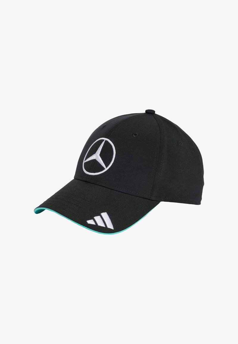 Sort baseball cap med et hvidt Mercedes-logo på fronten, akvablå accent langs skyggen og hvide Adidas-striber på siden.