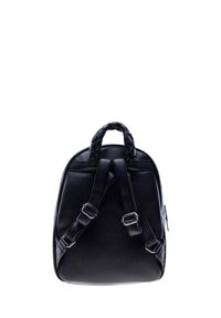 Zaino in pelle nera con forma arrotondata, dotato di manico superiore intrecciato, spallacci regolabili e un compartimento con cerniera.