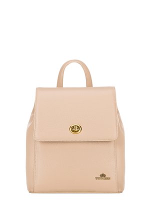 Sac à dos en cuir beige avec une finition texturée, doté d'un rabat avant, de quincaillerie dorée et d'une poignée supérieure. Logo de la marque affiché en bas.