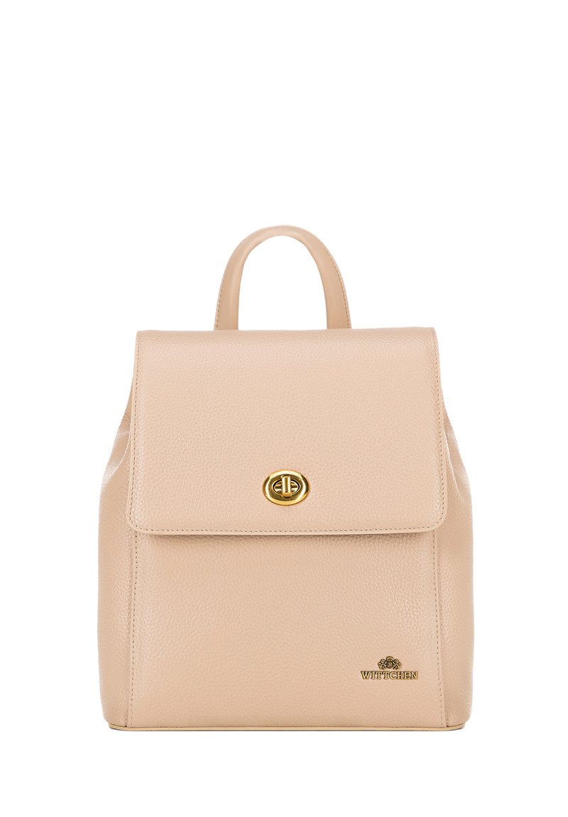 Zaino in pelle beige con finitura testurizzata, dotato di una patta anteriore, ferramenta dorata e manico superiore. Logo del marchio visibile in basso.