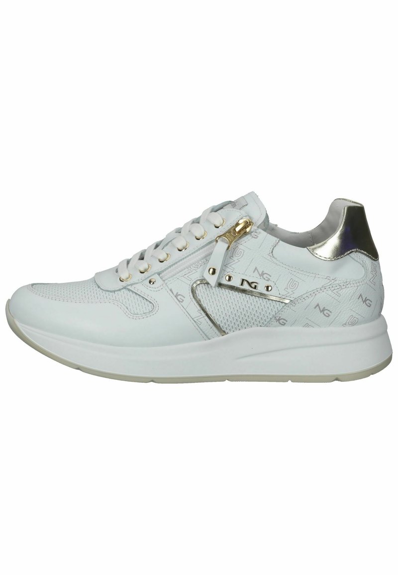 Sneakers bianchi con una tomaia texturizzata, design con lacci, dettagli dorati e un tacco metallico. Presentano elementi in rete e decorazioni a motivo. Suole imbottite.