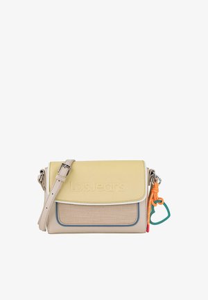 Bolso bandolera en material sintético beige y amarillo, con un frente texturizado, logo en relieve, correa ajustable y amuletos multicolores.