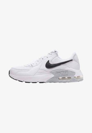 Bílá teniska Nike Air Max s svrchní částí z prodyšné síťoviny a syntetického materiálu, černým logem Swoosh, viditelnou vzduchovou jednotkou a šedou podrážkou. Zavazování na tkaničky a polstrovaný límec.