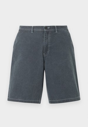 Tmavě šedé bavlněné šortky s předním knoflíkem a zipem, poutky na opasek, postranními kapsami a viditelným bílým stehem na jednobarevném pozadí.