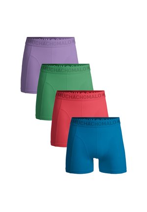 Štiri para bokseric v vijolični, zeleni, rdeči in modri barvi, ki imajo gladko tkanino in elastični pas z blagovno znamko "MUCHACHOMALO".