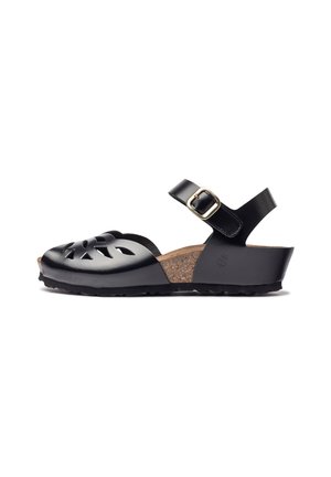 Sandal in pelle nera con design a intaglio, soletta in sughero, cinturino regolabile con fibbia dorata e suola nera texturizzata.