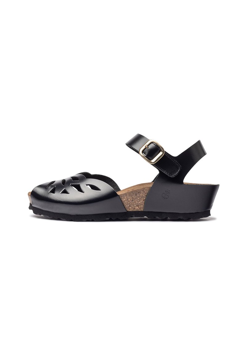 Sandale en cuir noir avec un design à découpes, semelle en liège, sangle ajustable avec boucle dorée et semelle noire texturée.