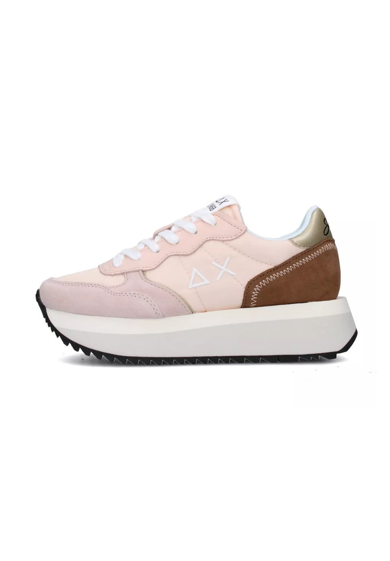 Sneaker rosa chiaro realizzato in materiali scamosciati e in pelle, con lacci bianchi e un accento in suede marrone. Suola bianca spessa con una parte inferiore nera e strutturata.