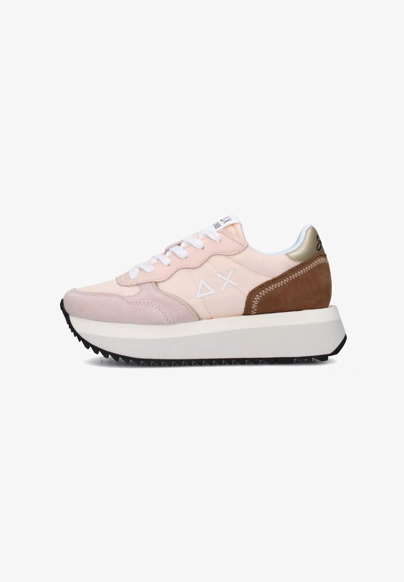 Sneaker rosa chiaro realizzato in materiali scamosciati e in pelle, con lacci bianchi e un accento in suede marrone. Suola bianca spessa con una parte inferiore nera e strutturata.
