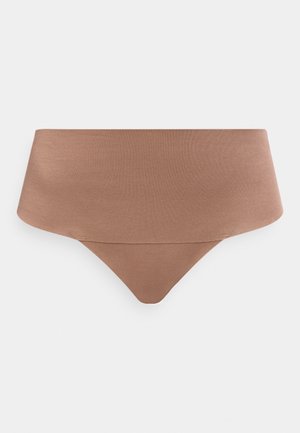 Ropa interior beige de talle alto sin costuras con una cinturilla ancha y tejido suave, extendida sobre un fondo blanco.