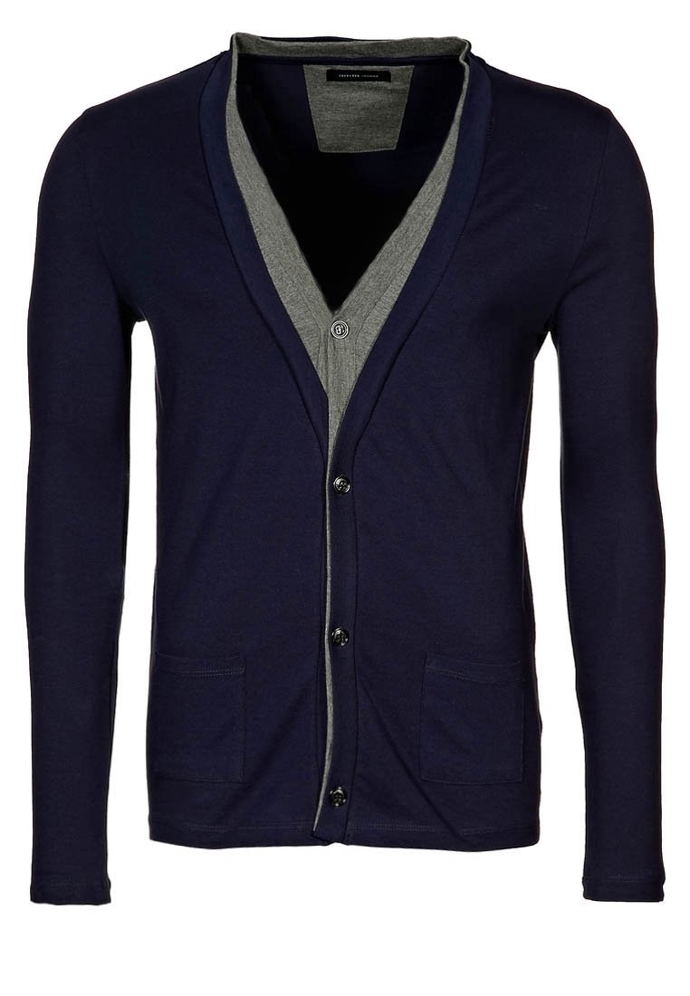 Cardigan blu navy con scollo a V, fodera interna grigia, due tasche frontali e cinque bottoni scuri. Realizzato in tessuto morbido e leggero.