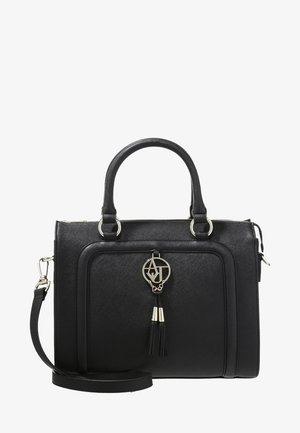 Sac à main structuré noir avec deux poignées supérieures, bandoulière amovible, badge frontal avec pampille et détails en métal argenté.