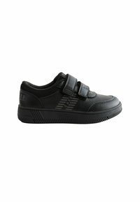 Schwarzer Sportschuh mit einer strukturierten synthetischen Oberseite, zwei Velcro-Riemen und einer geriffelten Gummisohle mit einem leichten Profilmuster.