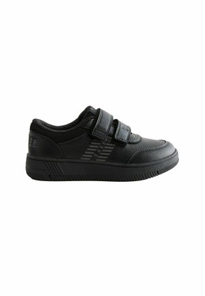 Schwarzer Sportschuh mit einer strukturierten synthetischen Oberseite, zwei Velcro-Riemen und einer geriffelten Gummisohle mit einem leichten Profilmuster.