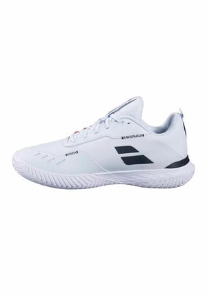 Witte lage sportschoen met gestructureerde zool, zwart logo aan de zijkant, witte veters en gevoerde kraag tegen een witte achtergrond.