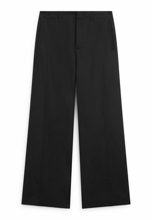 Pantaloni neri a gamba larga con tasche frontali, passanti per cintura e dettagli di cucitura sottili lungo le gambe su sfondo bianco.