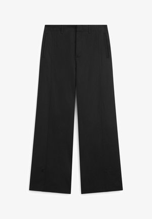 Sorte bukser med vide ben, frontlommer, bæltestropper og diskrete sømdetaljer langs benene på hvid baggrund.