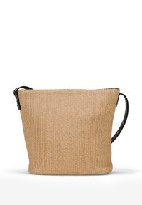 Bolso beige texturizado con un diseño trenzado, que presenta una correa de cuero negro y cierre de cremallera en la parte superior. Forma rectangular, material ligero.