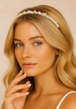 Kralen hoofdband met kleine, doorschijnende stenen op een flexibele basis, geplaatst tegen lichtblond haar en een neutrale achtergrond.