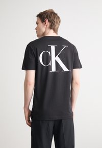 Calvin Klein Jeans REGULAR FIT TEE WITH BOLD BACK PRINT - T-shirt con stampa - black
