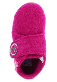 Rosa Filzhausschuh mit runder Zehenpartie, Klettverschluss und einem runden Patch mit einem silbernen Stern an der Seite.