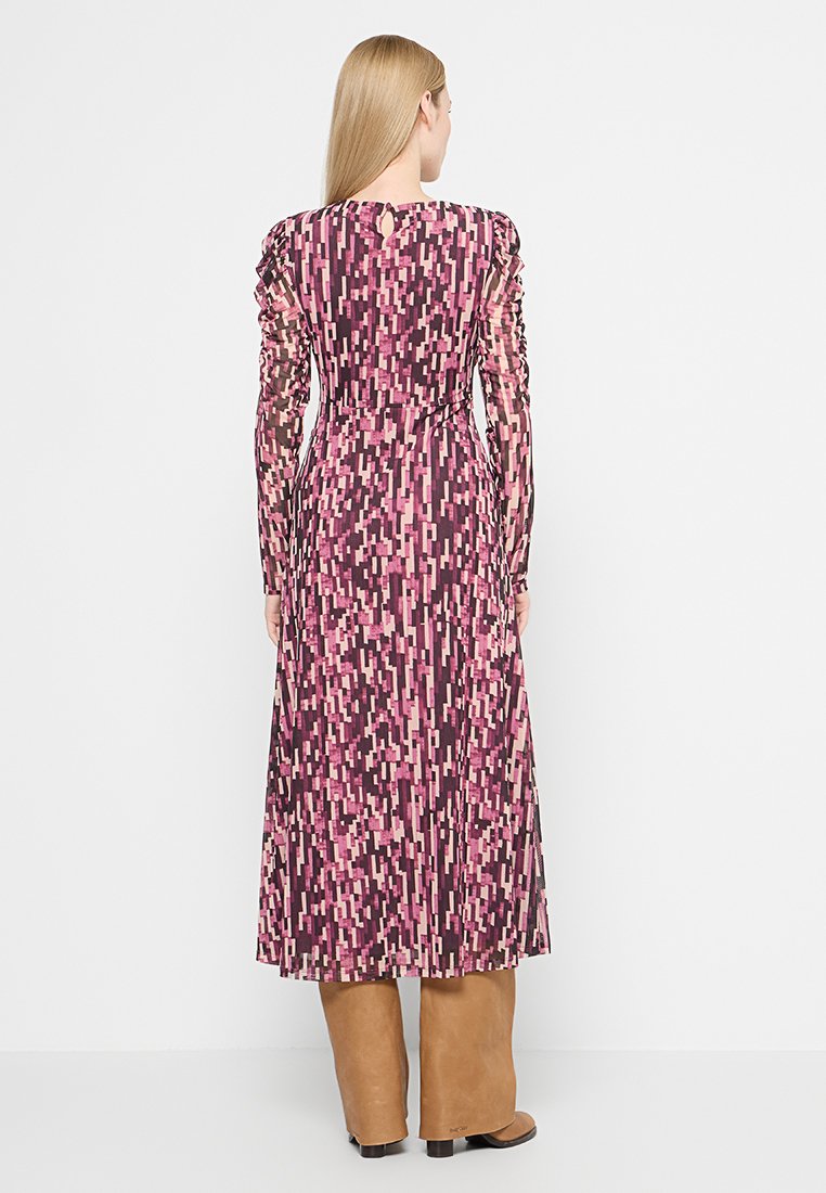 Abito a maniche lunghe con un motivo geometrico rosa e scuro, con spalle arricciate e dettaglio a chiave sul retro. Realizzato in un tessuto elasticizzato.