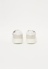 Sneaker platform in suede grigio con suole in gomma bianca e dettagli decorativi, caratterizzate da una forma arrotondata e un design semplice.