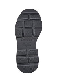 Suela de zapato de goma negra que presenta una superficie texturizada con patrones rectangulares y hexagonales, y una punta redondeada para mayor tracción.