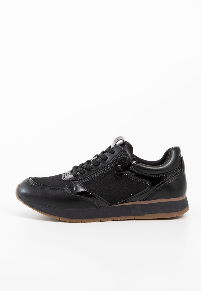 Zwarte sneaker met bovenwerk van synthetisch leer en textiel, vetersluiting, zijrits, rubberen buitenzool en contrasterende bruine loopzool.