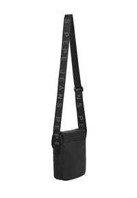 Borsa a tracolla nera con superficie testurizzata, tracolla regolabile con il marchio "Pepe Jeans" e chiusura a patta. Forma compatta e rettangolare.