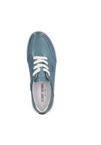 Hellblaue Leder-Sneaker mit weißen Schnürsenkeln, runder Zehenpartie und gepolstertem Kragen. Verfügt über ein rotes Logo-Detail und weiße Gummisohle.