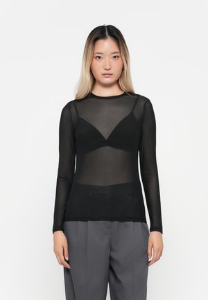 Svart langermet gjennomsiktig topp med en tettsittende silhuett, med rund hals og lagdelt stoffdesign, båret over en svart bh.