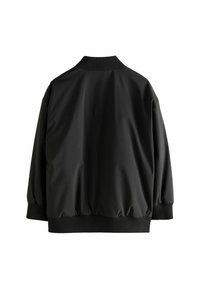 Svart bomberjacka med ribbad krage och ärmslutar. Har en lös passform och ett mjukt, något glänsande material. Minimalistisk design utan utsmyckningar.